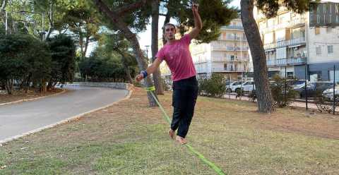 Camminare scalzi e in equilibrio su una sottile "linea" sospesa nel vuoto:  lo Slacklining